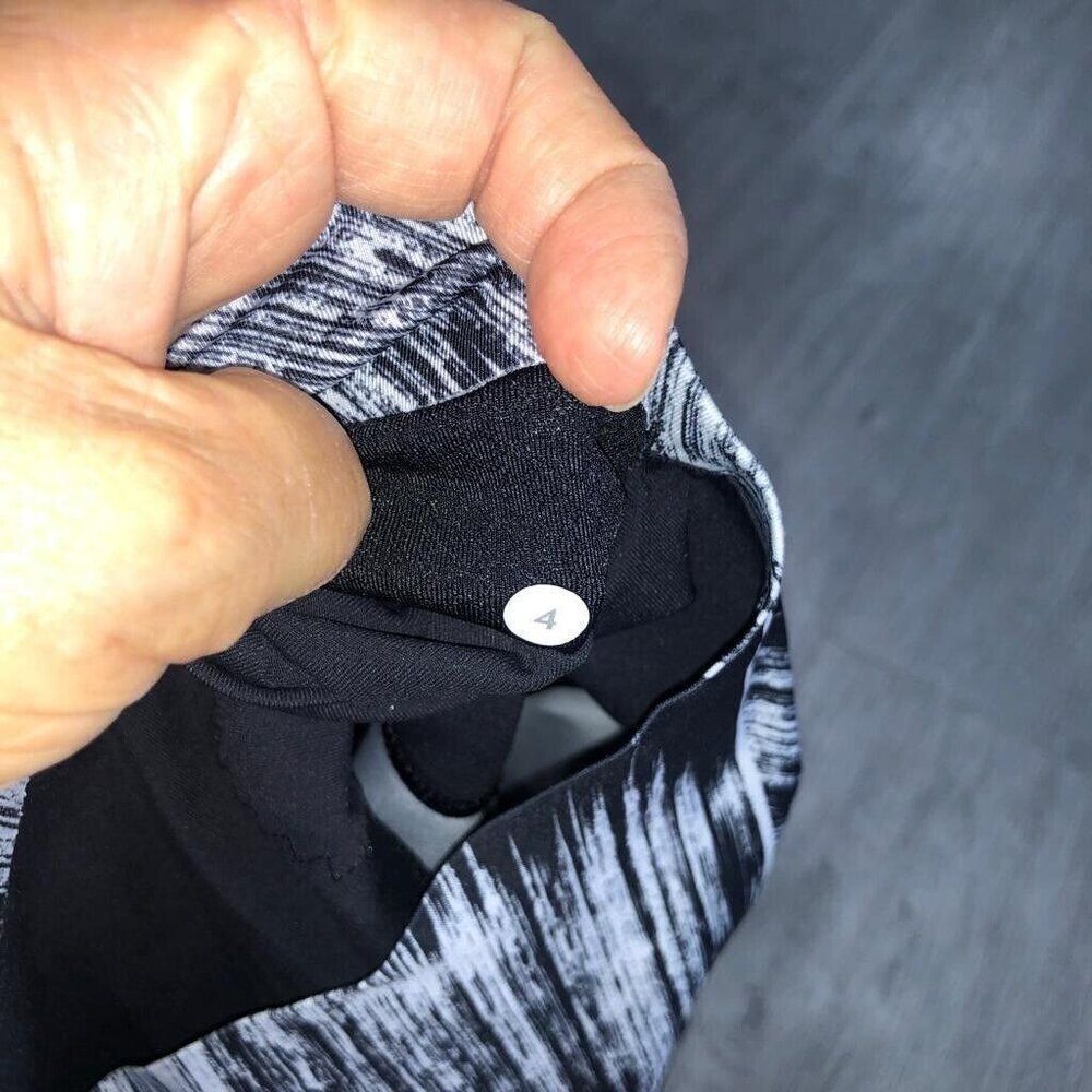 Lululemon Women’s Size 4 Hot To Street Crop Capri Black White Athletica Leggings - Picture 5 of 11